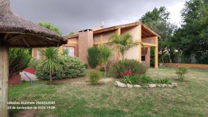 Aed väljaspool majutusasutust Cabañas Alünmew