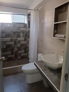 Un baño con lavabo, inodoro y ducha. en DEPPIu, en Piura 5 fotos más