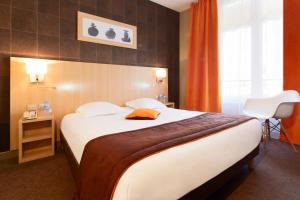 Llit o llits en una habitació de Hôtel Europe and Spa