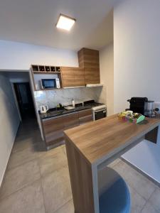 eine Küche mit einem Holztisch in einem Zimmer in der Unterkunft Estilo City in San Francisco