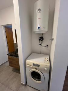 eine Waschküche mit Waschmaschine und Trockner in der Unterkunft Estilo City in San Francisco + 13 Fotos