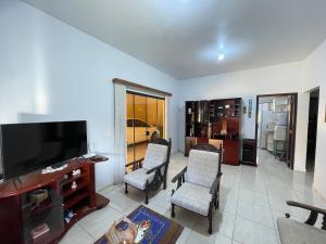TV a/nebo společenská místnost v ubytování Casa na praia do Quilombo em Penha a 200 metros do mar