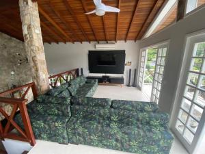 a living room with a couch and a flat screen tv at Casa Park Imperial 