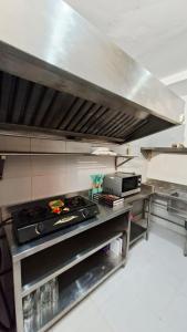 y cocina con fogones. en Mahesa Seminyak, en Seminyak