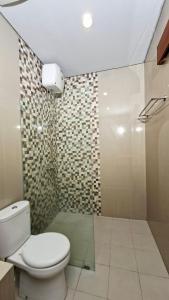 Un baño con inodoro y ducha en Mahesa Seminyak, en Seminyak 9 fotos más