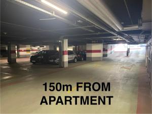 un parking souterrain avec l'indication « km de l'appartement » dans l'établissement ALTI Modern & Comfort Apartment - Free Garage Parking, à Tuzla