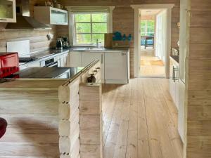 Nhà bếp/bếp nhỏ tại Log Cabin With Activity Room Near Gudmindrup