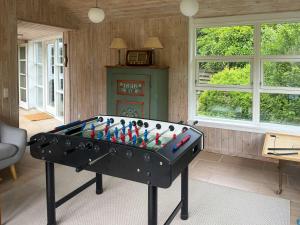 Phòng trò chơi tại Log Cabin With Activity Room Near Gudmindrup