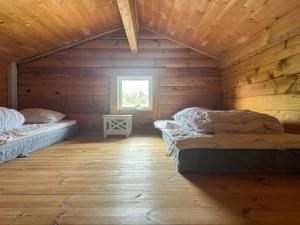 Giường trong phòng chung tại Log Cabin With Activity Room Near Gudmindrup