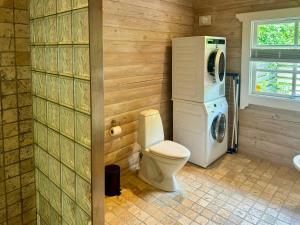 Phòng tắm tại Log Cabin With Activity Room Near Gudmindrup +16 ảnh