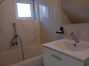 une salle de bains avec lavabo et baignoire dans l'établissement Appartement T2 44 m2, à Kesseldorf 10 autres photos