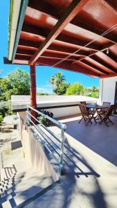 Un patio con dos sillas y una mesa en un tejado. en sunny's homestay, en Sigatoka