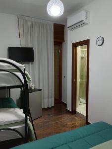 - une chambre avec des lits superposés et une chambre avec une horloge dans l'établissement Silvana House, à Naples 26 autres photos
