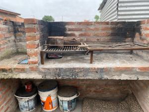 Eine Bank mit Eimern, die auf einer Backsteinmauer steht. in der Unterkunft Florencia in Miramar + 10 Fotos