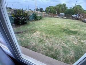 Blick auf einen Hof aus einem Fenster in der Unterkunft Florencia in Miramar