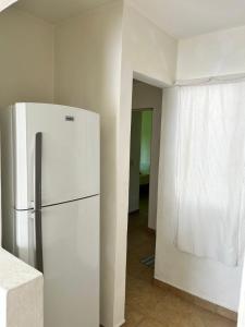 eine Küche mit einem weißen Kühlschrank im Zimmer in der Unterkunft Casa Palms in San Francisco