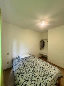 ein Schlafzimmer mit einem Bett mit einer schwarzen und weißen Decke in der Unterkunft Casa Palms in San Francisco