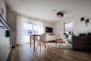 ein Wohnzimmer mit einem Tisch und einem Sofa in der Unterkunft Stylishes Premium Apartment in Sinsheim