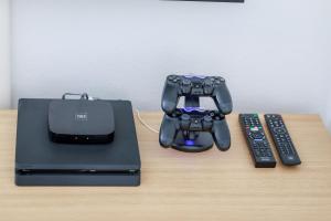 eine Videospielkonsole und eine Fernbedienung auf einem Tisch in der Unterkunft Stylishes Premium Apartment in Sinsheim + 7 Fotos