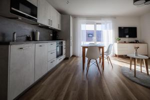 eine Küche mit Tisch und Esszimmer in der Unterkunft Stylishes Premium Apartment in Sinsheim
