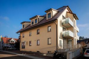 ein Gebäude mit einem Roller, der davor geparkt ist in der Unterkunft Stylishes Premium Apartment in Sinsheim