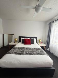 Ένα ή περισσότερα κρεβάτια σε δωμάτιο στο Absolute Beachfront Apartment, Kawana Beach Escape +24 φωτογραφίες