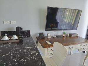 Μια τηλεόραση ή/και κέντρο ψυχαγωγίας στο Palmyrah Surin Beach Residence