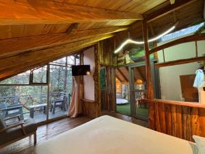 Un dormitorio con una cama y una ventana grande en PrivaDune, en Rionegro