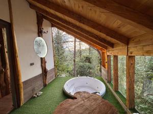 una habitación con baño en medio de una casa en PrivaDune, en Rionegro