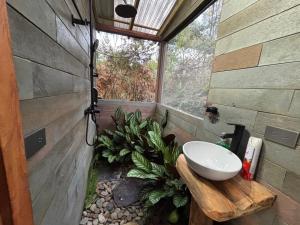 Un baño con lavabo y ventana. en PrivaDune, en Rionegro