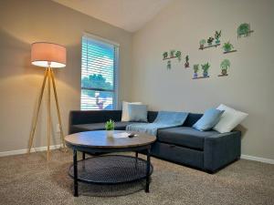 una sala de estar con un sofá y una mesa en KINGbed A plus location Aplus for workers LongStayDiscounts, en Sherman