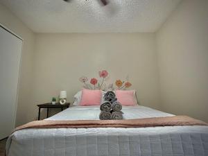 Un dormitorio con una cama blanca con flores. en KINGbed A plus location Aplus for workers LongStayDiscounts, en Sherman 7 fotos más