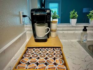 Παροχές για τσάι/καφέ στο KINGbed A plus location Aplus for workers LongStayDiscounts