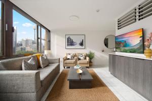 una sala de estar con un sofá y una mesa en City Escape with Spa Access in Darlinghurst, en Sídney
