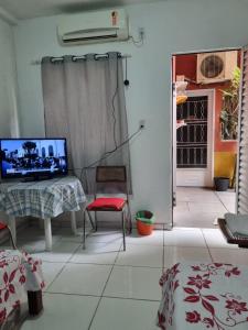 Televiisor ja/või meelelahutuskeskus majutusasutuses Pousada da Didi