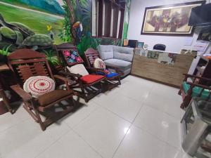 un soggiorno con sedie a dondolo e divano di Hospedaje Don Marco a Puerto Maldonado