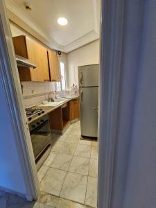 O bucătărie sau chicinetă la Ennaser Central Apartment- Near Clinic & Airport Line +6 fotografii