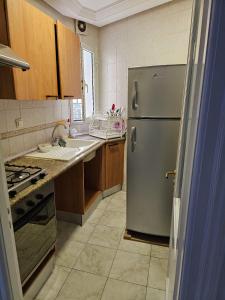 O bucătărie sau chicinetă la Ennaser Central Apartment- Near Clinic & Airport Line