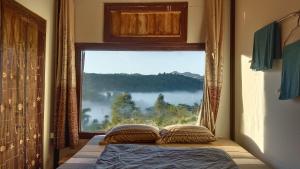 Ένα ή περισσότερα κρεβάτια σε δωμάτιο στο ไร่นิธิสุนทร nithisoonthon farmstay