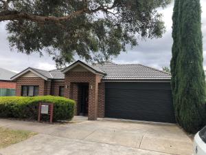 a house with a large garage at Spacious home in Bendigo in Bendigo