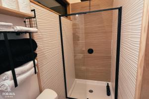 Ένα μπάνιο στο Forava Cabins