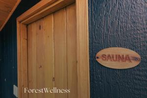 Et logo, certifikat, skilt eller en pris der bliver vist frem på Forava Cabins