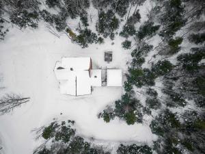 an aerial view of a house in the snow at Alpha Ö - Chalet Spa et detente in Petite-Rivière-Saint-François