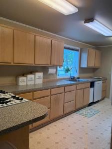 Kuchyň nebo kuchyňský kout v ubytování Stable House INN - Charming Country Retreat