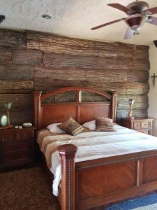 un letto in una stanza con una parete di legno di Departamentos Residenciales a Ciudad Madero