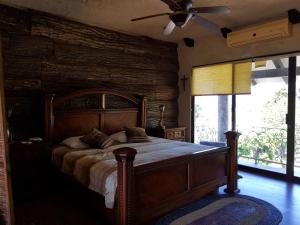 una camera da letto con un letto e un ventilatore a soffitto di Departamentos Residenciales a Ciudad Madero