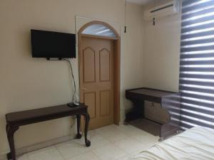 una camera da letto con una scrivania e una porta con una televisione di Departamentos Residenciales a Ciudad Madero