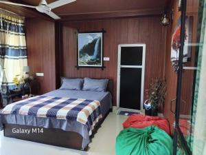 a bedroom with a bed and two ottomans at Hamadhi guest in Haldummulla