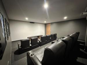 Moderno Departamento Stelar Bugambilias في غواذالاخارا: قاعة المؤتمرات فيها كراسي وطاولة +32 صورة