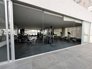 Moderno Departamento Stelar Bugambilias في غواذالاخارا: صالة ألعاب رياضية مع العديد من معدات التمرين في مبنى